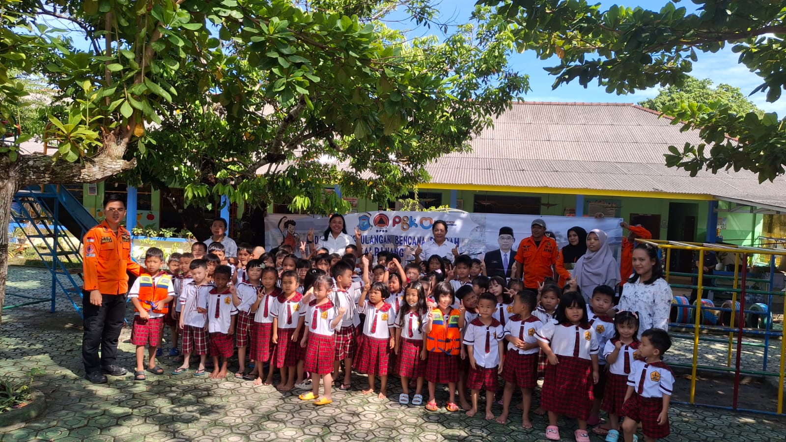 Bermain sambil belajar bersama Damkar di TK St Paulus
