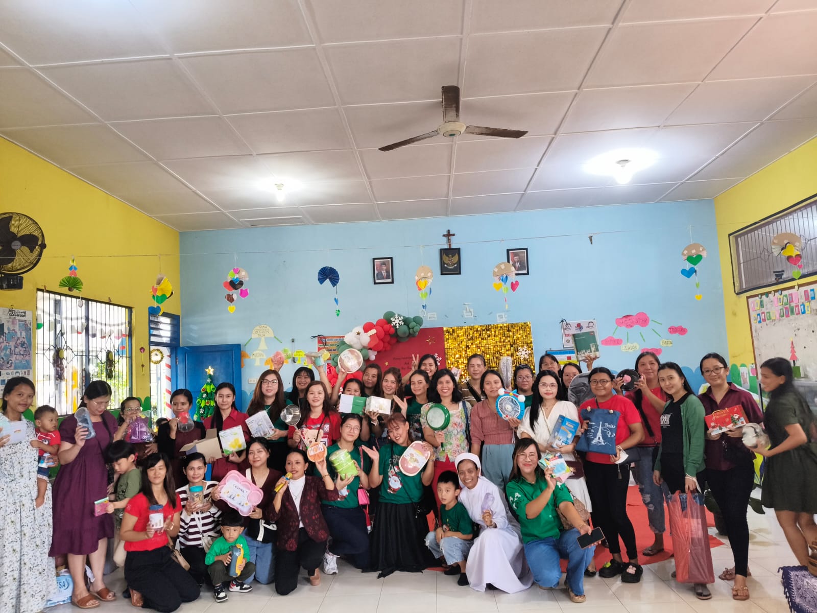 Tukar kado bersama orang tua TK Karya di hari Valentine