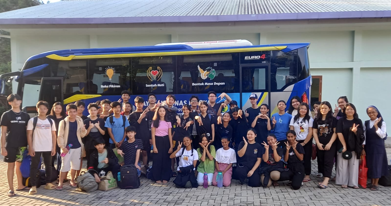 Anak-anak asrama St Theresia Pangkalpinang berangkat retret ke Puri Sadhana