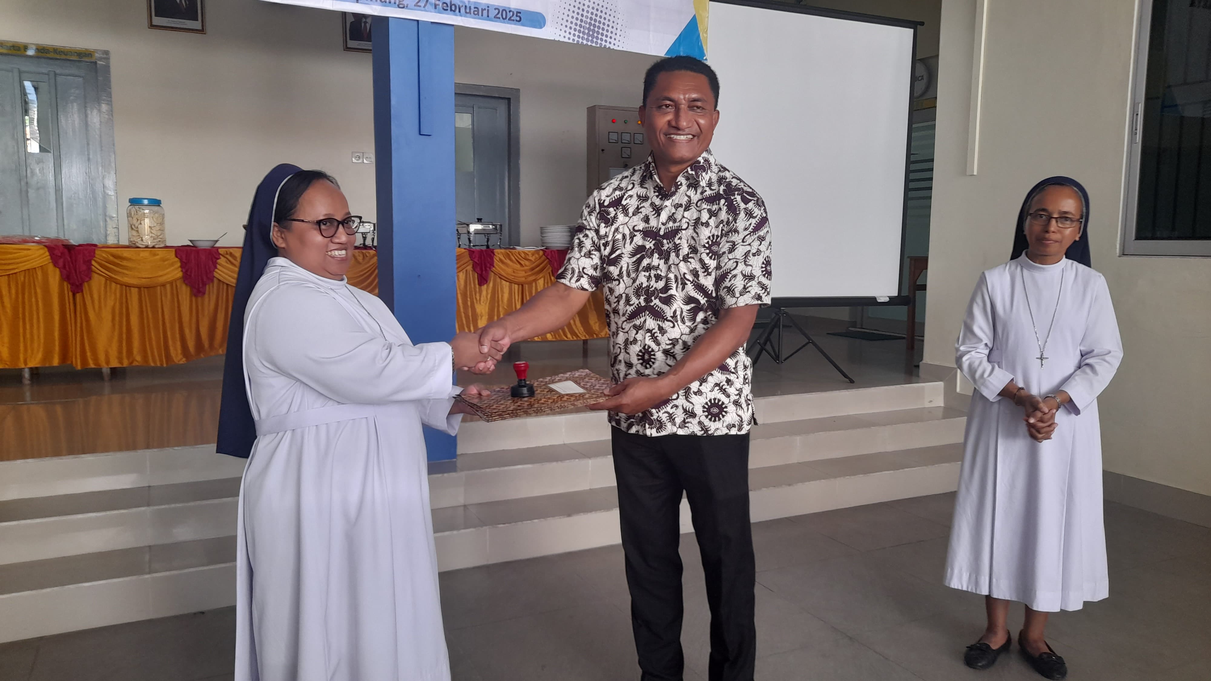 Serah terima jabatan kepala asrama dari Suster Emiliana kepada Suster Bernadeta