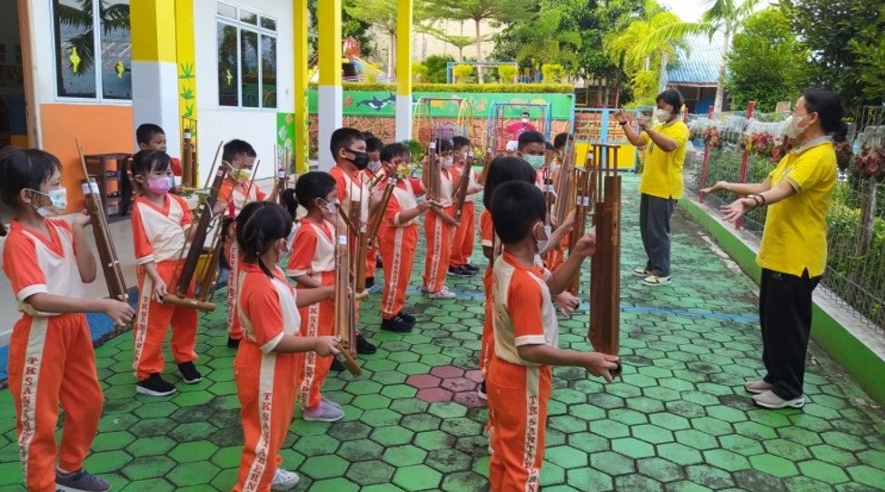 Latihan angklung